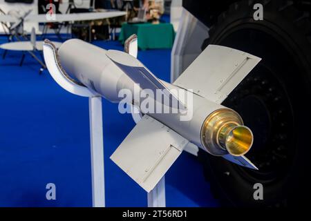 Obus de mortier antichar de missile guidé par satellite GPS, exposé à une foire militaire à Belgrade, Serbie Banque D'Images