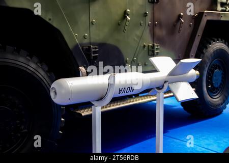 Obus de mortier antichar de missile guidé par satellite GPS, exposé à une foire militaire à Belgrade, Serbie Banque D'Images