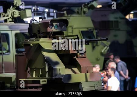 Véhicule de combat blindé peint dans des couleurs de camouflage, armé de mitrailleuse létale et lance-roquettes, à la foire internationale de l'armement à Belgrade Banque D'Images