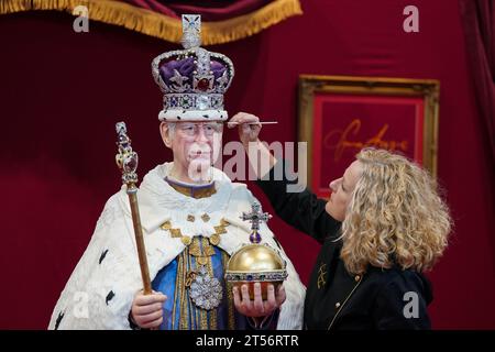 Les touches finales sont appliquées à une figurine de gâteau lifesize du roi Charles III par l'artiste sucrière Emma Jayne de Emma Jayne Cake Design, exposée au salon Cake International au NEC à Birmingham. Date de la photo : Vendredi 3 novembre 2023. Banque D'Images