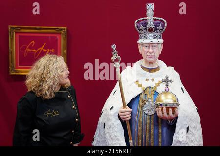 Une figurine de gâteau lifesize du roi Charles III, réalisée par l'artiste sucrière Emma Jayne de Emma Jayne Cake Design, exposée au salon Cake International au NEC de Birmingham. Date de la photo : Vendredi 3 novembre 2023. Banque D'Images