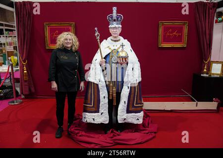 Une figurine de gâteau lifesize du roi Charles III, réalisée par l'artiste sucrière Emma Jayne de Emma Jayne Cake Design, exposée au salon Cake International au NEC de Birmingham. Date de la photo : Vendredi 3 novembre 2023. Banque D'Images