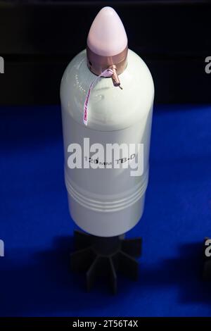 Obus de mortier antichar de missile guidé par satellite GPS, exposé à une foire militaire à Belgrade, Serbie Banque D'Images