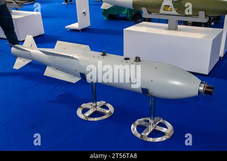 Obus de mortier antichar de missile guidé par satellite GPS, exposé à une foire militaire à Belgrade, Serbie Banque D'Images