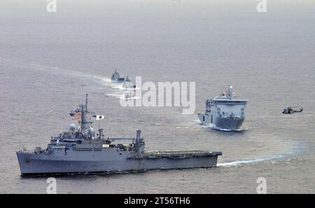 Navire amphibie de transport dock, militaire français, HMAS Balikpapan (L 126), HMAS Betano (L 133), HMNZS Canterbury (L421), Landing Craft Heavy, Landing Utility (LCU) 1665, navire multirôle, marine, Pacific Partnership 2011, hélicoptère puma, Royal Australian Navy, Royal New Zealand Navy, Segond Channel, U.S. Navy, USS Cleveland (LPD 7) Banque D'Images