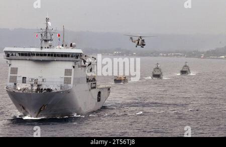 Avions, militaires étrangers, militaires français, hélicoptère, HMAS Balikpapan (L 126), HMAS Betano (L 133), HMNZS Canterbury (L421), Landing Craft lourd, Landing Craft Utility 1665, lcu 1665, navire multi-rôle, marine, hélicoptère puma, marine royale australienne, marine royale néo-zélandaise, canal Segond, navires, marine américaine Banque D'Images