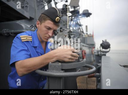 (DDG 95), communication, militaire étranger, France, FRUKUS 2011, destroyer à missiles guidés, interopérabilité, exercices de manœuvre, navigation (DD 650), marine, RFS Admiral Chabanenko, Russie, marine russe, marins, marine américaine, Royaume-Uni, États-unis, USS James E. Williams Banque D'Images