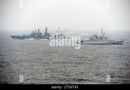 (D 33), (DD 650), (F 733), communication, destroyer, France, Marine française, frégate, FRUKUS 2011, FS Ventose, HMS Dauntless, interopérabilité, exercices de manœuvre, marine, RFS Admiral Chabanenko, marine royale, Russie, marine russe, marine américaine, Royaume-Uni, états-unis Banque D'Images