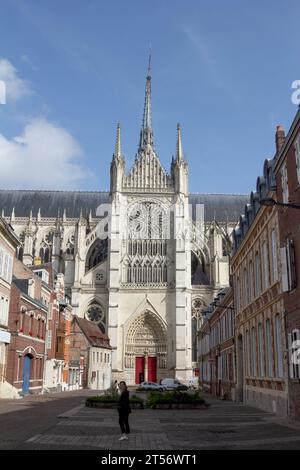 Amiens, France : façade sud du transept de la cathédrale notre-Dame d'Amiens vue de la rue Robert de Luzarches. Banque D'Images