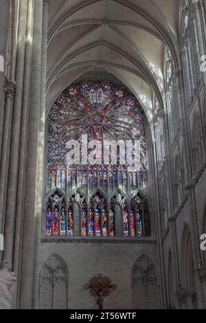 Cathédrale d'Amiens, France : la rosace du transept nord du 14e siècle et sa délicate tractère en pierre en forme de pentacle. Banque D'Images