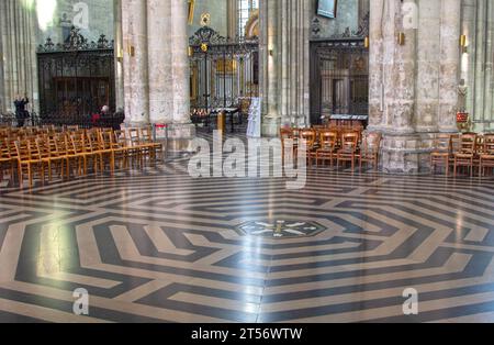 Amiens, France : détail du labyrinthe octogonal de la cathédrale notre-Dame d'Amiens par les architectes Robert de Luzarches, Thomas et Renaud de Cormont en 1288. Banque D'Images