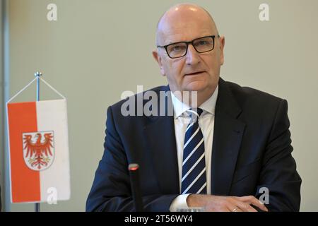 Potsdam, Allemagne. 03 novembre 2023. Conférence de presse conjointe après la réunion des cabinets des États de Berlin et de Brandebourg : le ministre-président du Brandebourg, Dietmar Woidke (SPD), prend la parole lors de la conférence de presse. Crédit : Michael Bahlo/dpa/Alamy Live News Banque D'Images