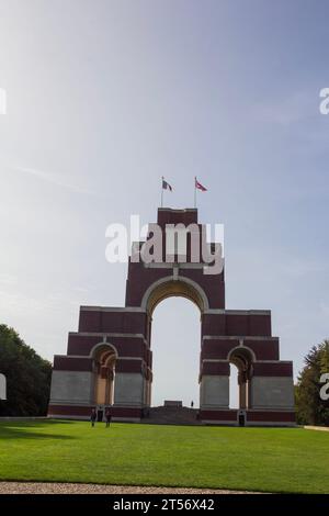 Le Mémorial de Thiepval aux morts de la somme (France), conçu par Sir Edwin Lutyens, porte les noms de 72 331 soldats sans tombe connue. Banque D'Images