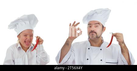 Chef ludique et petit gir avec Chili isolé sur blanc Banque D'Images