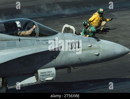 US Navy Un directeur de poste de pilotage donne le signal de lancer un F18C Hornet assigné à the.jpg Banque D'Images