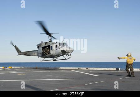 US Navy A Sailor dirige un hélicoptère UH-1N Huey du Marine Medium Tiltrotor Squadron (VMM) 261, (renforcé) pendant le vol ope.jpg Banque D'Images