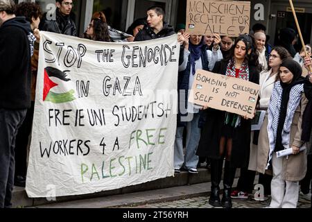 Berlin, Allemagne. 03 novembre 2023. Les étudiants participent à un rassemblement pour la Palestine avec une bannière "Stop the génocide in Gaza" au FU Berlin. Crédit : Fabian Sommer/dpa/Alamy Live News Banque D'Images