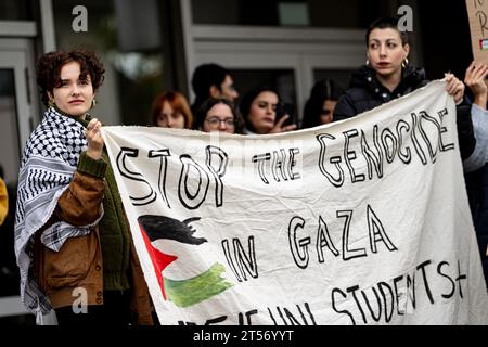 Berlin, Allemagne. 03 novembre 2023. Les étudiants participent à un rassemblement pour la Palestine avec une bannière "Stop the génocide in Gaza" au FU Berlin. Crédit : Fabian Sommer/dpa/Alamy Live News Banque D'Images