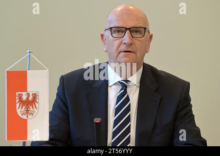 Potsdam, Allemagne. 03 novembre 2023. Conférence de presse conjointe après la réunion des cabinets des États de Berlin et de Brandebourg : le ministre-président du Brandebourg, Dietmar Woidke (SPD), prend la parole lors de la conférence de presse. Crédit : Michael Bahlo/dpa/Alamy Live News Banque D'Images