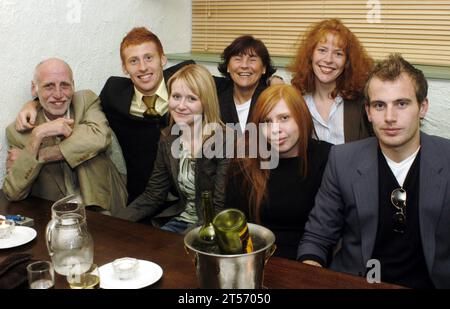 L'équipe de Cardiff City célèbre sa promotion de la deuxième Division à la Belgian Brasserie sur Westgate Street le 25 mai 2003. Photographie : ROB WATKINS. Photo : LA FAMILLE COLLINS (de gauche à droite) Brian Collins (papa), James Coillins (City), Claire Williams (petite amie), Kay Collins (maman), Olivia Collins et Sarah Morgan (sœurs), Joshau Collins (frère). Banque D'Images