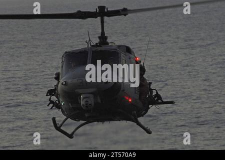 US Navy Un UH-1N Huey affecté au Marine Medium Helicopter Squadron renforcé (HMM (REIN)) 166 débarque sur le navire d'assaut amphibie USS Tarawa (LHA 1).jpg Banque D'Images