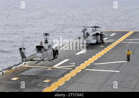 US Navy Un hélicoptère UH-1N Huey affecté au Marine Medium Helicopter Squadron (HMM) 265 décolle du forward-deployed.jpg Banque D'Images