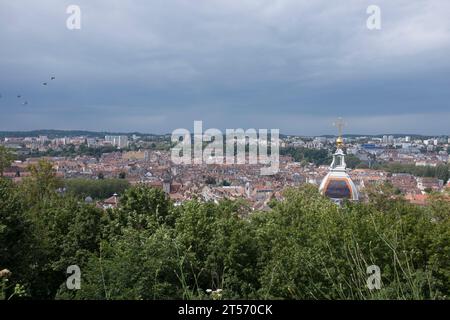 Une vue sur la ville depuis le pied de la citadelle, alors que les nuages d'estomac avancent, à Besançon, France Banque D'Images