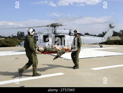 Les équipiers de l'US Navy Air se préparent à charger un mannequin d'entraînement sur un hélicoptère MH-60S Sea Hawk affecté aux Blackjacks de Helico.jpg Banque D'Images