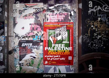 Sonnenallee Neukoelln DEU, Deutschland, Allemagne, Berlin, 31.10.2023 Plakat Aufruf zur manifestation du 04 novembre la Palestine libre ne sera pas annulée zum moeglichen Verbot der Demo auf der Sonnenallee im Stadtteil Neukoelln Berlin Deutschland . Die Sonnenallee, das Zentrum des arabischen Berlins, war seit dem toedlichen Terror der Hamas en Israël am 7. Oktober und dem Krieg von Israel in Gaza Schauplatz mehrerer pro-palaestinensischer Demonstrationen. Neukölln FR : l'affiche appelant à la manifestation du 04 novembre Palestine libre ne sera pas annulée pour une éventuelle interdiction de la manifestation Banque D'Images