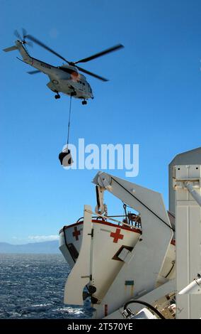 US Navy un hélicoptère AS 332 Super Puma affecté au navire de combat USNS Niagara Falls (T-AFS 3) du Military Sealift Command livre des fournitures au navire-hôpital USNS Mercy (T-A.jpg Banque D'Images