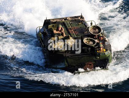 US Navy un véhicule d'assaut amphibie affecté à la 11th Marine Expeditionary Unit (11th MEU) approche de l'amphibie assaul.jpg Banque D'Images