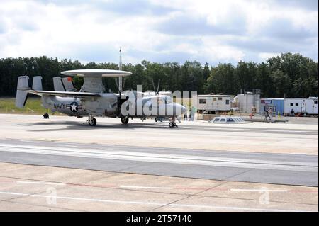 US Navy un E-2D Advanced Hawkeye se lance avec succès en utilisant le lancement électromagnétique de l'avion system.jpg Banque D'Images