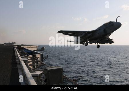 US Navy un EA-6B Prowler affecté à l'Electronic Attack Squadron (VAQ) 134 est lancé à partir du porte-avions de classe Nimitz USS Ca.jpg Banque D'Images