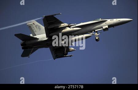 US Navy un F18C Hornet affecté au Golden Dragons of Strike Fighter Squadron (VFA) 192 survole le porte-avions US.jpg Banque D'Images