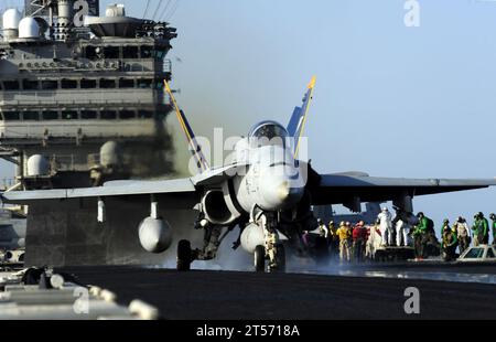 US Navy un F18C Hornet affecté au Golden Dragons of Strike Fighter Squadron (VFA) 192 launches.jpg Banque D'Images