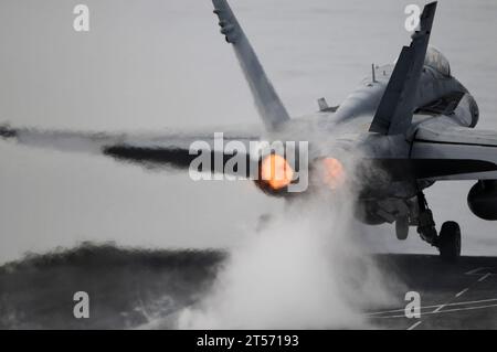 US Navy un F18C Hornet affecté au Strike Fighter Squadron (VFA) 151 lance depuis le poste de pilotage du porte-avions US.jpg Banque D'Images