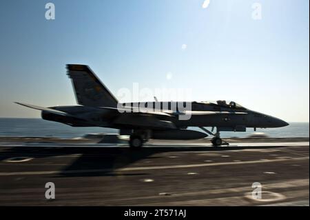 US Navy un F18C Hornet affecté au War Hawks of Strike Fighter Squadron (VFA) 97 launches.jpg Banque D'Images