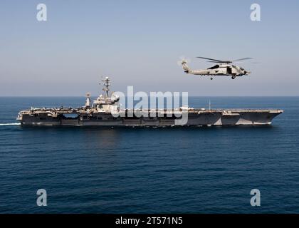 US Navy un MH-60R Sea Hawk affecté au Raptors of Helicopter Maritime Strike Squadron (HSM) 71 vole près du Nimitz-classe a.jpg Banque D'Images