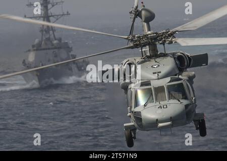 US Navy un MH-60S Knight Hawk affecté au Helicopter Sea combat Squadron (HSC) 23 dépasse l'Arleigh Burke-classe guided-missile.jpg Banque D'Images