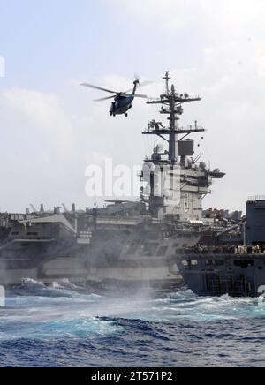 US Navy un hélicoptère MH-60S Knight Hawk transfère les fournitures du navire de soutien de combat rapide USNS Brid.jpg du Military Sealift Command Banque D'Images