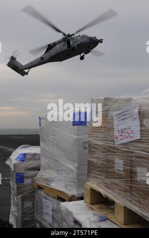 US Navy un hélicoptère MH-60S Sea Hawk affecté aux Golden Falcons de l'Escadron de combat en mer (HSC) 12 décolle du cargo.jpg Banque D'Images