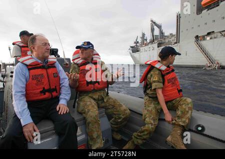 Le haut-commissaire australien de l'US Navy au Royaume des Tonga Bruce Hunt, à gauche, approche du navire cargo-munition à sec USNS Richard E. Byrd (T-AKE 4) pour une visite du ship.jpg Banque D'Images