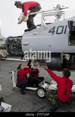 US Navy Aviation Ordnancemen hissé une mitrailleuse M61A1 dans un F18C Hornet affecté aux Golden Dragons of Strike Fighter.jpg Banque D'Images