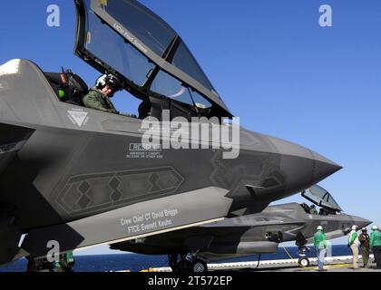 Le BF-02 de l'US Navy, à l'avant, et le BF-04, deux variantes du F-35B Lighting II joint Strike Fighter, sont sécurisés sur le fli.jpg Banque D'Images