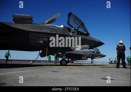 Le BF-02 de l'US Navy, à l'avant, et le BF-04, deux variantes du F-35B Lighting II joint Strike Fighter, sont sécurisés sur le fli.jpg Banque D'Images