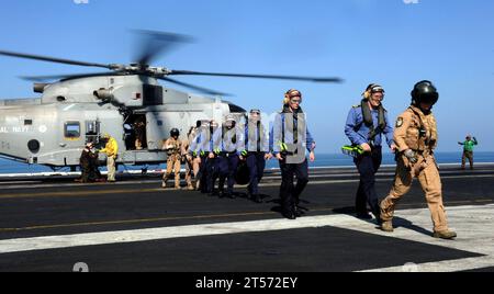 Les marins britanniques de l'US Navy sont escortés au large d'un hélicoptère EH-101 Merlin affecté à la frégate HMS St. de la Royal Navy Albans (F 83) ab.jpg Banque D'Images