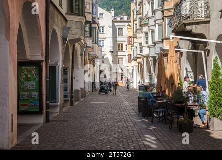 Rue piétonne dans le vieux centre-ville de Brixen - Bressanone, Tyrol du Sud, Trentin-Haut-Adige, Italie, Europe Banque D'Images