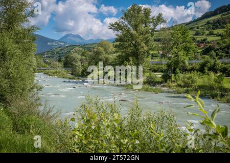 Rivière Isarco (Eisack) qui traverse la ville de Bressanone dans le Trentin-Haut-Adige, Tyrol du Sud, Italie du Nord, Europe Banque D'Images