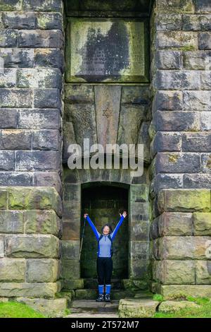 La promenade vers et depuis le monument Stoodley Pike. Construit en 1856, pour commémorer la fin de la guerre de Crimée - son architecture pointue ressemblant à un obélisque - campagne des landes du Yorkshire près de Todmorden. Banque D'Images