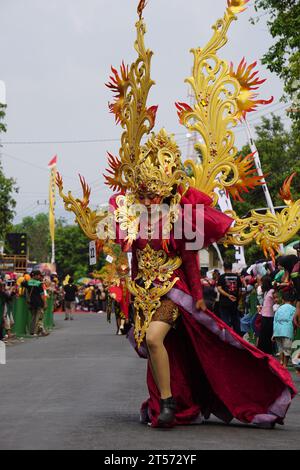 Le participant Biro Fashion Carnival avec un costume exotique Banque D'Images